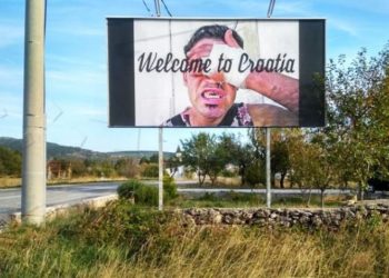 Uz granicu s BiH postavljeni jumbo plakati “Dobrodošli u Hrvatsku” – “Hrvatska puna mučenja”