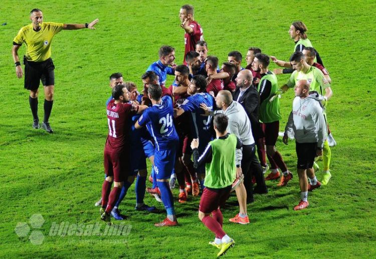 Pogledajte kako je trener Sarajeva udario nogom u međunožje igrača Širokog