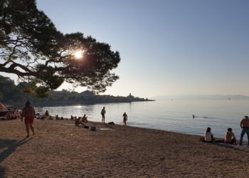Fotoreportaža iz Makarske: Veliki broj kupača i krajem listopada
