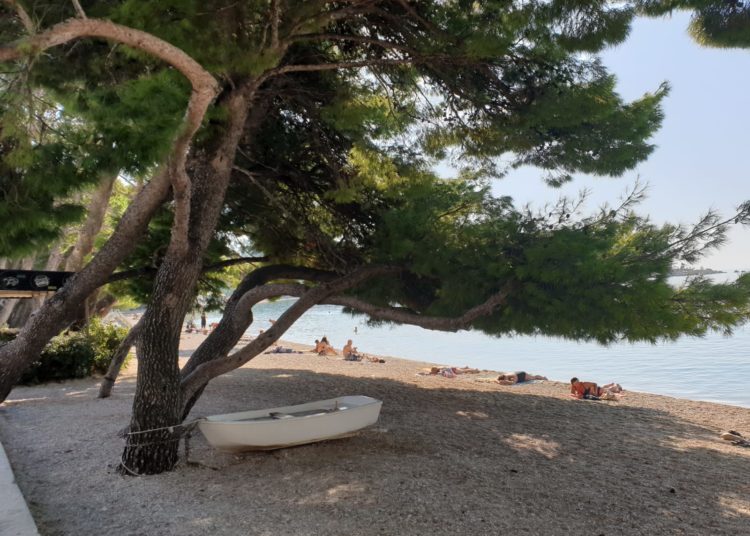 Fotoreportaža iz Makarske: Veliki broj kupača i krajem listopada