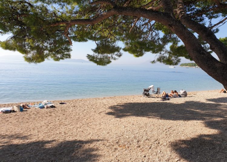 Fotoreportaža iz Makarske: Veliki broj kupača i krajem listopada