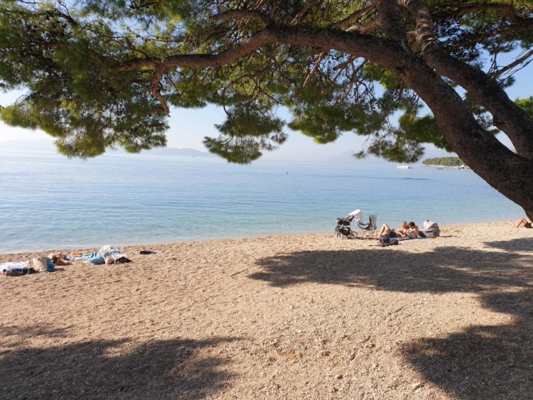 Fotoreportaža iz Makarske: Veliki broj kupača i krajem listopada