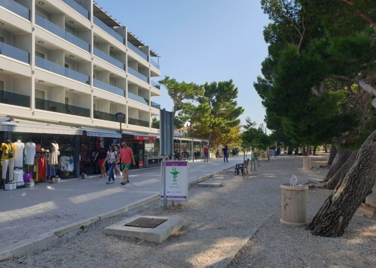 Fotoreportaža iz Makarske: Veliki broj kupača i krajem listopada