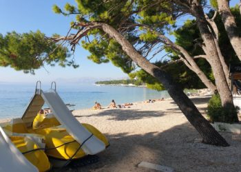 Fotoreportaža iz Makarske: Veliki broj kupača i krajem listopada