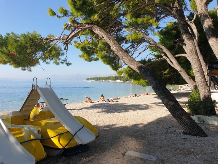 Fotoreportaža iz Makarske: Veliki broj kupača i krajem listopada