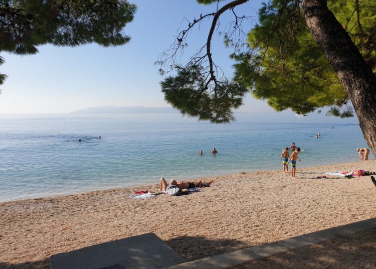 Fotoreportaža iz Makarske: Veliki broj kupača i krajem listopada