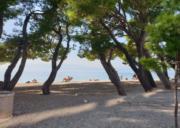 Fotoreportaža iz Makarske: Veliki broj kupača i krajem listopada