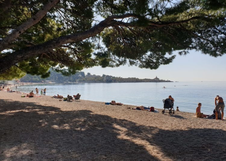Fotoreportaža iz Makarske: Veliki broj kupača i krajem listopada