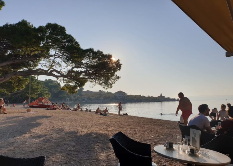 Fotoreportaža iz Makarske: Veliki broj kupača i krajem listopada