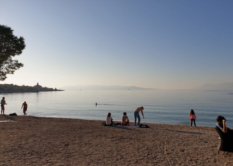 Fotoreportaža iz Makarske: Veliki broj kupača i krajem listopada