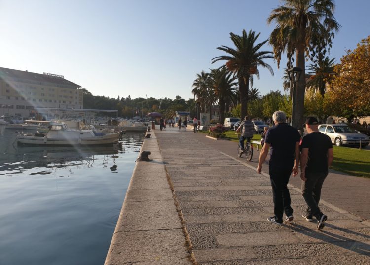Fotoreportaža iz Makarske: Veliki broj kupača i krajem listopada