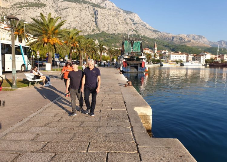 Fotoreportaža iz Makarske: Veliki broj kupača i krajem listopada