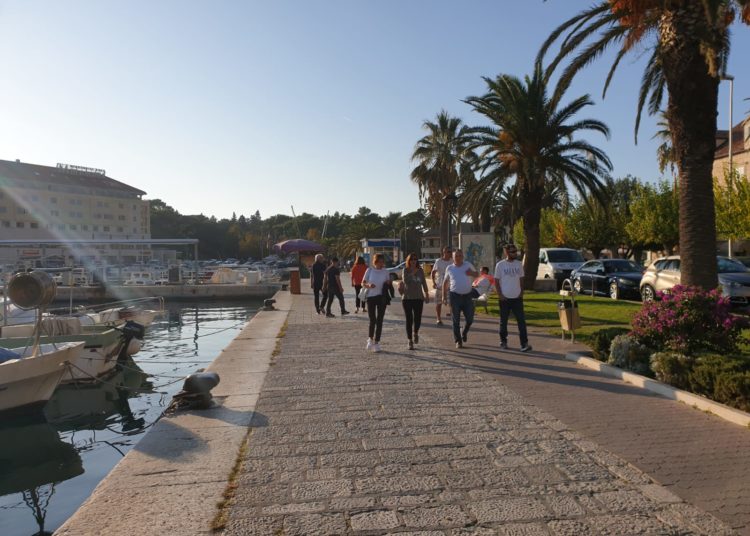 Fotoreportaža iz Makarske: Veliki broj kupača i krajem listopada