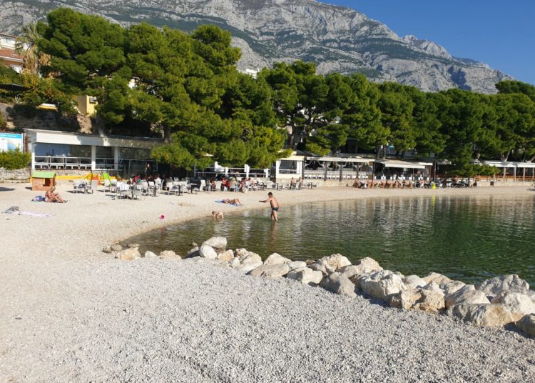 Fotoreportaža iz Makarske: Veliki broj kupača i krajem listopada