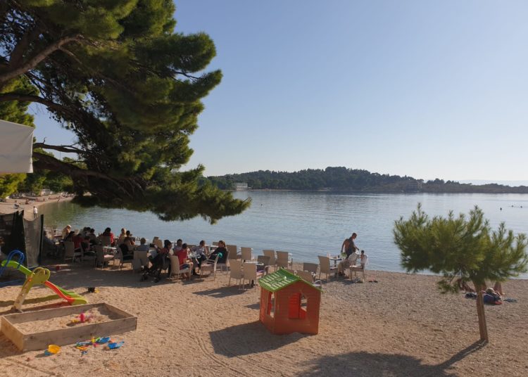 Fotoreportaža iz Makarske: Veliki broj kupača i krajem listopada