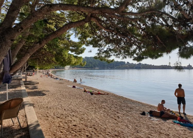 Fotoreportaža iz Makarske: Veliki broj kupača i krajem listopada