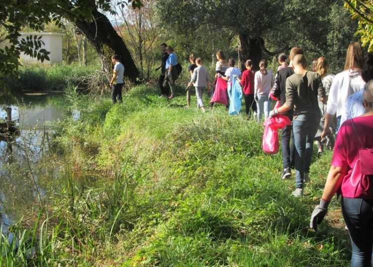 Ljubuški: Počela ekološka akcija OktoberMest: Školarci čistili put do kupališta Baščine