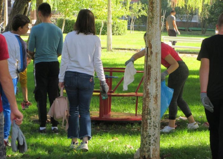 OktoberMest: Učenici OŠ Tina Ujevića Vitina sudjelovali u akciji čišćenja smeća