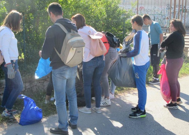 OktoberMest: Učenici OŠ Tina Ujevića Vitina sudjelovali u akciji čišćenja smeća