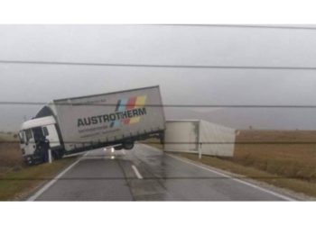 Jak vjetar na Kupresu prevrnuo kamion