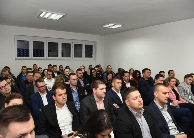 Zastupnik u Europskom parlamentu Karlo Ressler zajedno s Mladeži HDZ BiH u Vitezu