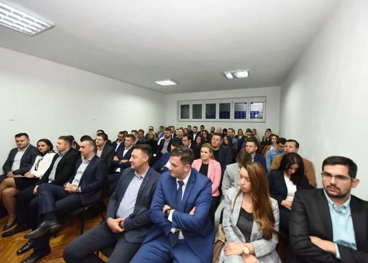 Zastupnik u Europskom parlamentu Karlo Ressler zajedno s Mladeži HDZ BiH u Vitezu