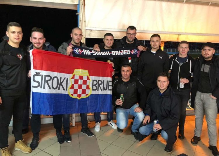 Među mnogobrojnim navijačima Vatrene na Rujevici bodre i Širokobriježani