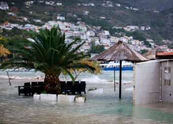 Dalmacija u crvenom: Jugo puše i više od 140km/h, ruše se stabla i stupovi!