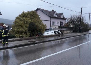 Grude: Vozilo sletjelo s ceste te završilo u dvorištu obiteljske kuće, ozlijeđena jedna osoba
