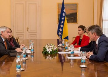 Bošnjački član Predsjedništva Komšić pozvao Macrona da posjeti BiH