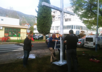 Razvojačeni branitelji postavili križ u Vukovarskoj ulici u Mostaru