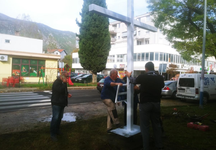 Razvojačeni branitelji postavili križ u Vukovarskoj ulici u Mostaru