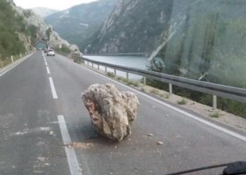 M-17: Kamen se odronio na teretno vozilo, vozač prebačen u bolnicu