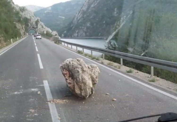 M-17: Kamen se odronio na teretno vozilo, vozač prebačen u bolnicu