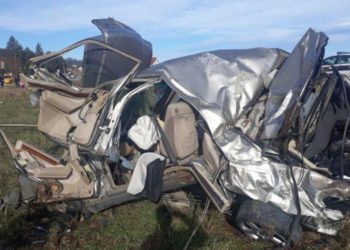 Teška prometna nesreća kod Tomislavgrada: Automobil smrskan, vozač i suvozač teško ozlijeđeni