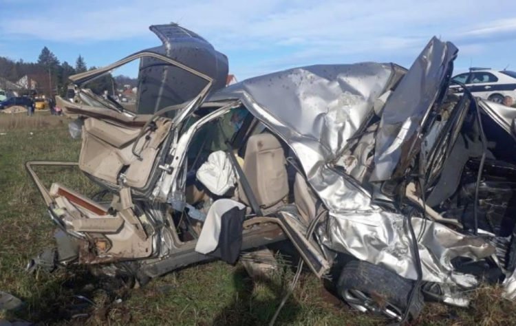 Teška prometna nesreća kod Tomislavgrada: Automobil smrskan, vozač i suvozač teško ozlijeđeni