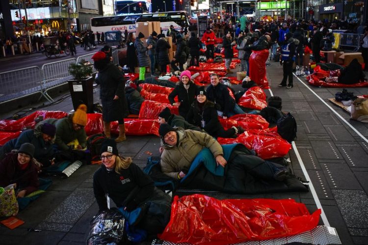 Tisuće ljudi spavalo na ulicama s beskućnicima, pridružile im se i slavne ličnosti