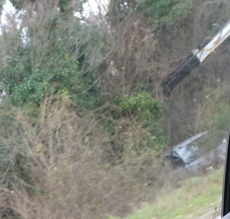 Automobil u Pologu sletio s ceste