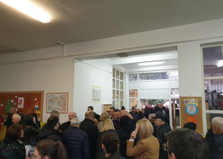 Vrisak.info na biračkim mjestima u Mostaru: Donosimo fotografije, izlaznost dobra