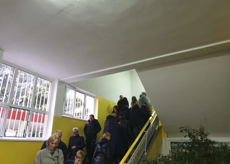 Vrisak.info na biračkim mjestima u Mostaru: Donosimo fotografije, izlaznost dobra