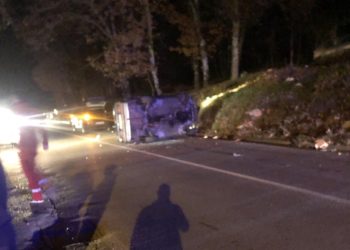 Kočerin: Dvije osobe lakše ozlijeđene u sudaru dva automobila