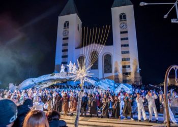 Apostolski nuncij u BiH mons. Luigi Pezzuto na molitvenome dočeku Nove godine u Međugorju