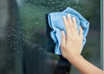 Bake su krivo učile: Ocat nije za sve, a novine ne čiste staklo