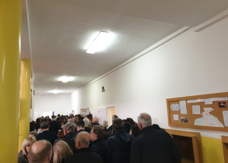 Vrisak.info na biračkim mjestima u Mostaru: Donosimo fotografije, izlaznost dobra