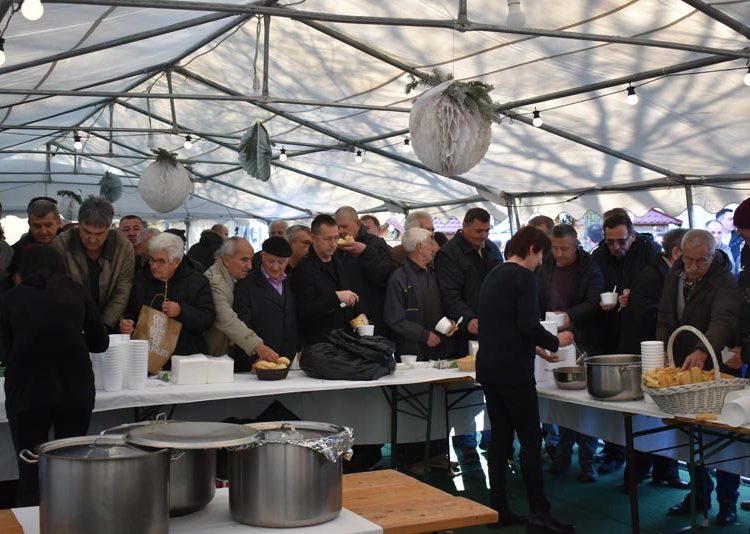 U Ljubuškom na Badnji dan podijeljeno 2000 porcija bakalara