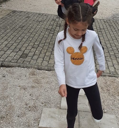 Kraj škole u širokobriješkom selu Rasno postavljena je „Igra školice“
