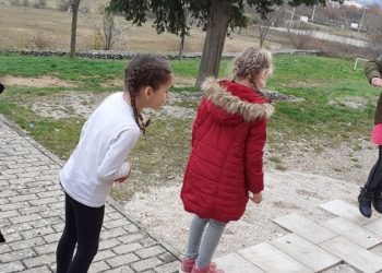 Kraj škole u širokobriješkom selu Rasno postavljena je „Igra školice“