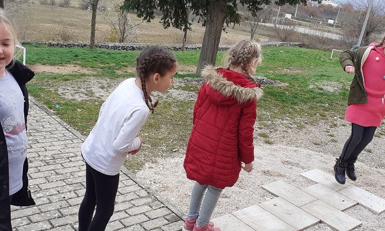Kraj škole u širokobriješkom selu Rasno postavljena je „Igra školice“