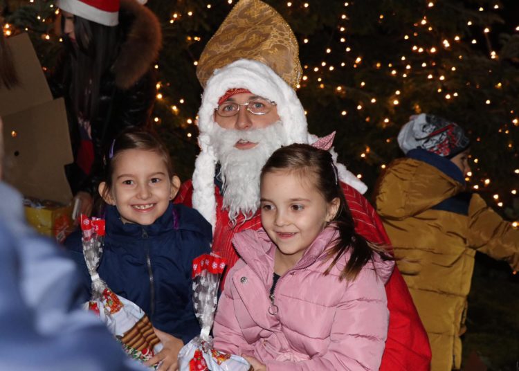 Široki Brijeg: Najmlađi na Trgu dobili darove od sv. Nikole, postavljene i jaslice