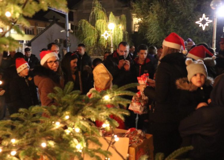 Široki Brijeg: Najmlađi na Trgu dobili darove od sv. Nikole, postavljene i jaslice